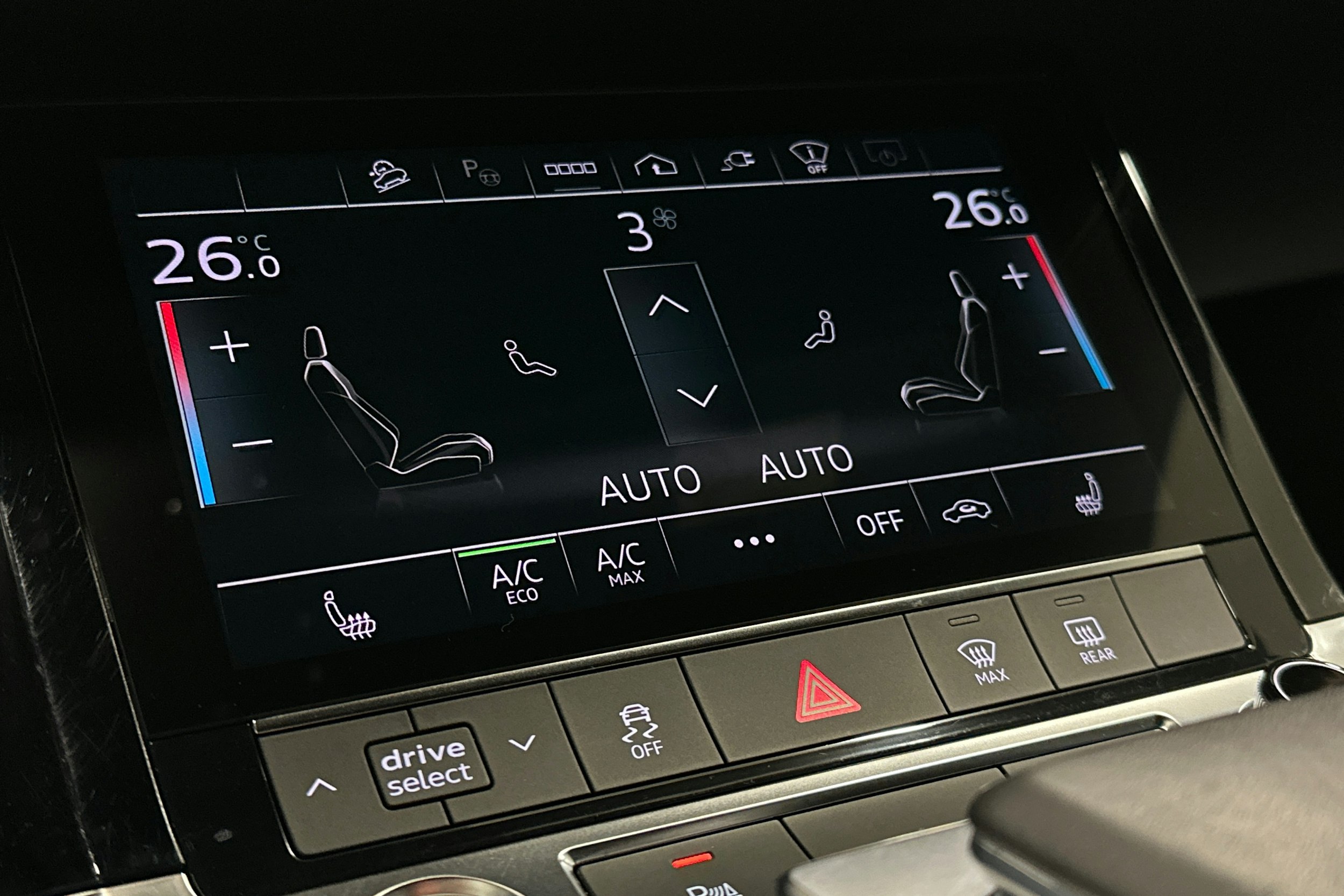 sininen Audi e-tron 2022 kuva 26.