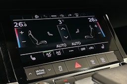 sininen Audi e-tron 2022 kuva 26.