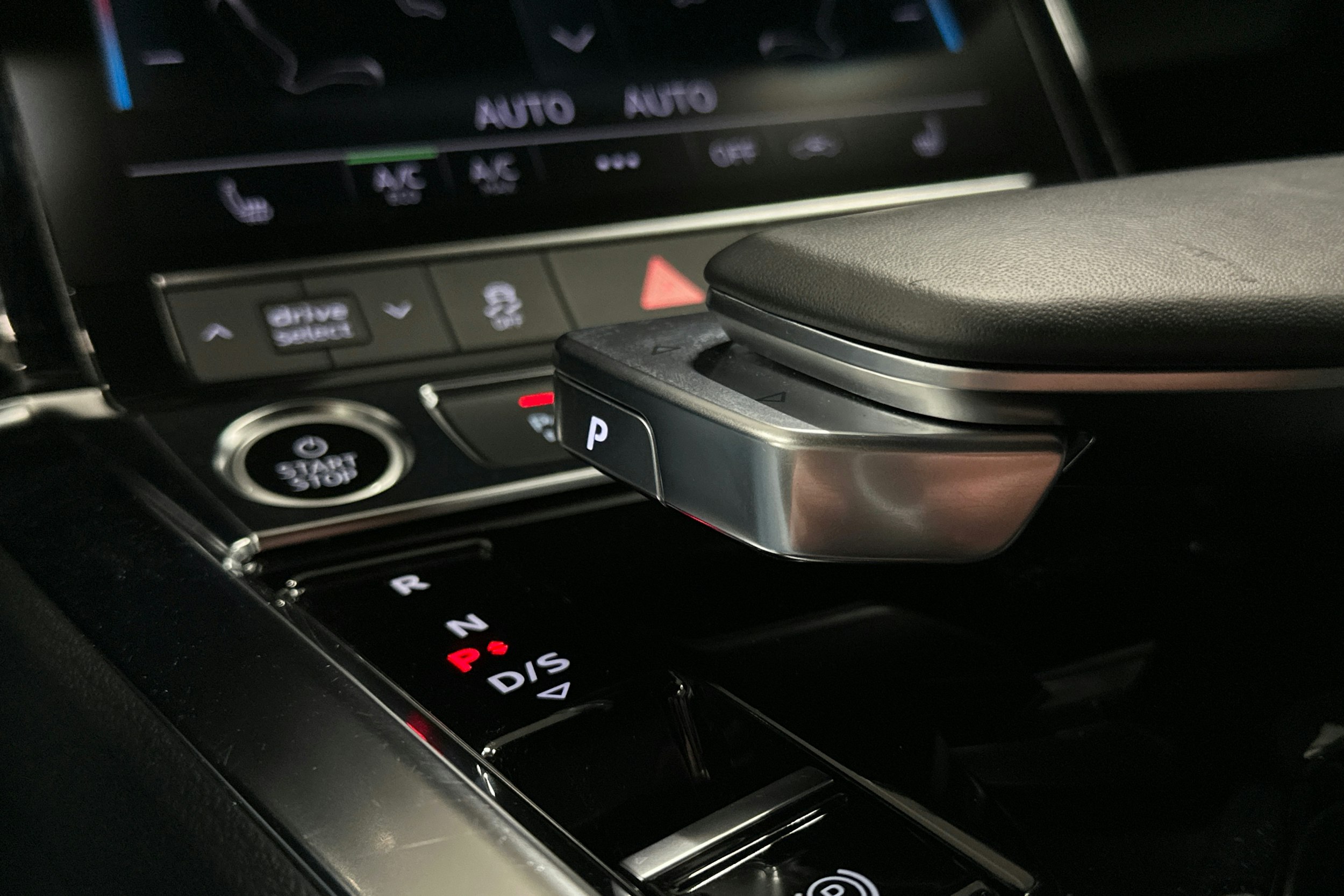 sininen Audi e-tron 2022 kuva 27.