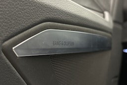 sininen Audi e-tron 2022 kuva 28.