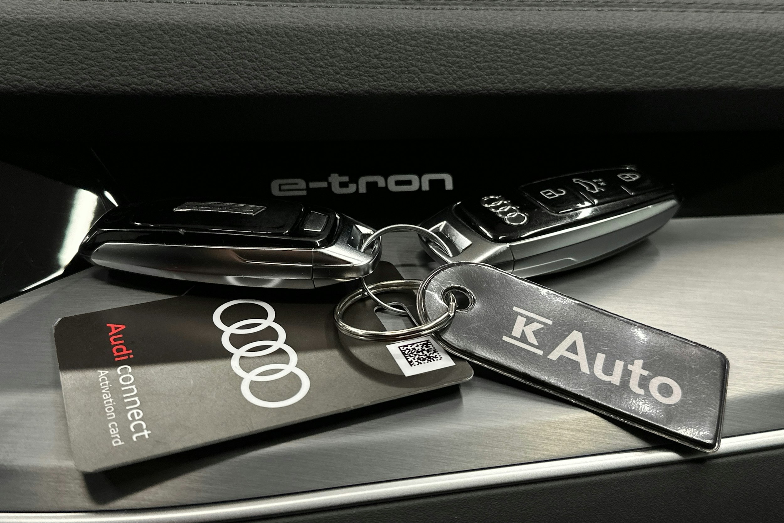 sininen Audi e-tron 2022 kuva 29.