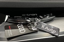 sininen Audi e-tron 2022 kuva 29.