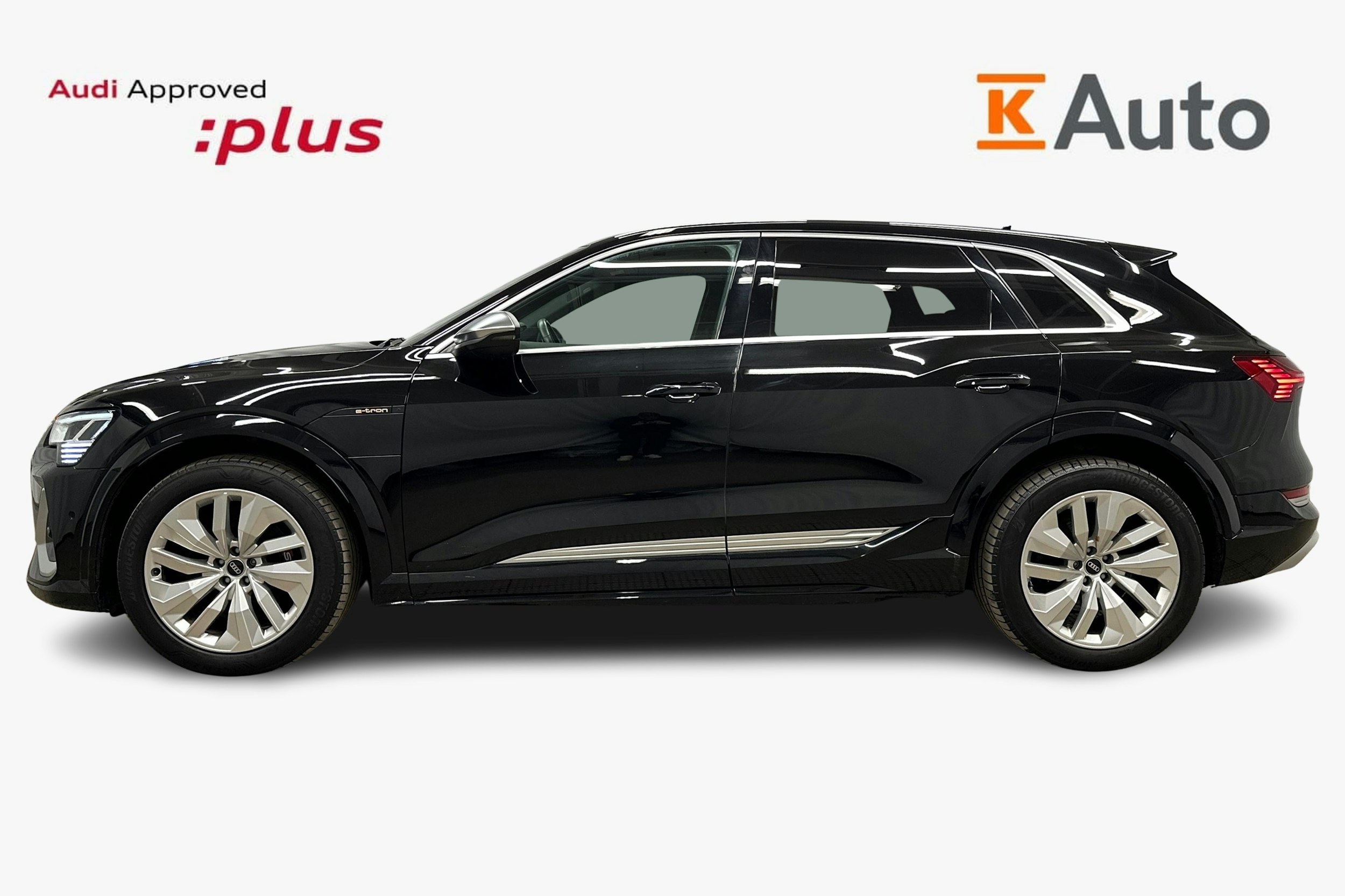 musta Audi e-tron 2022 kuva 6.