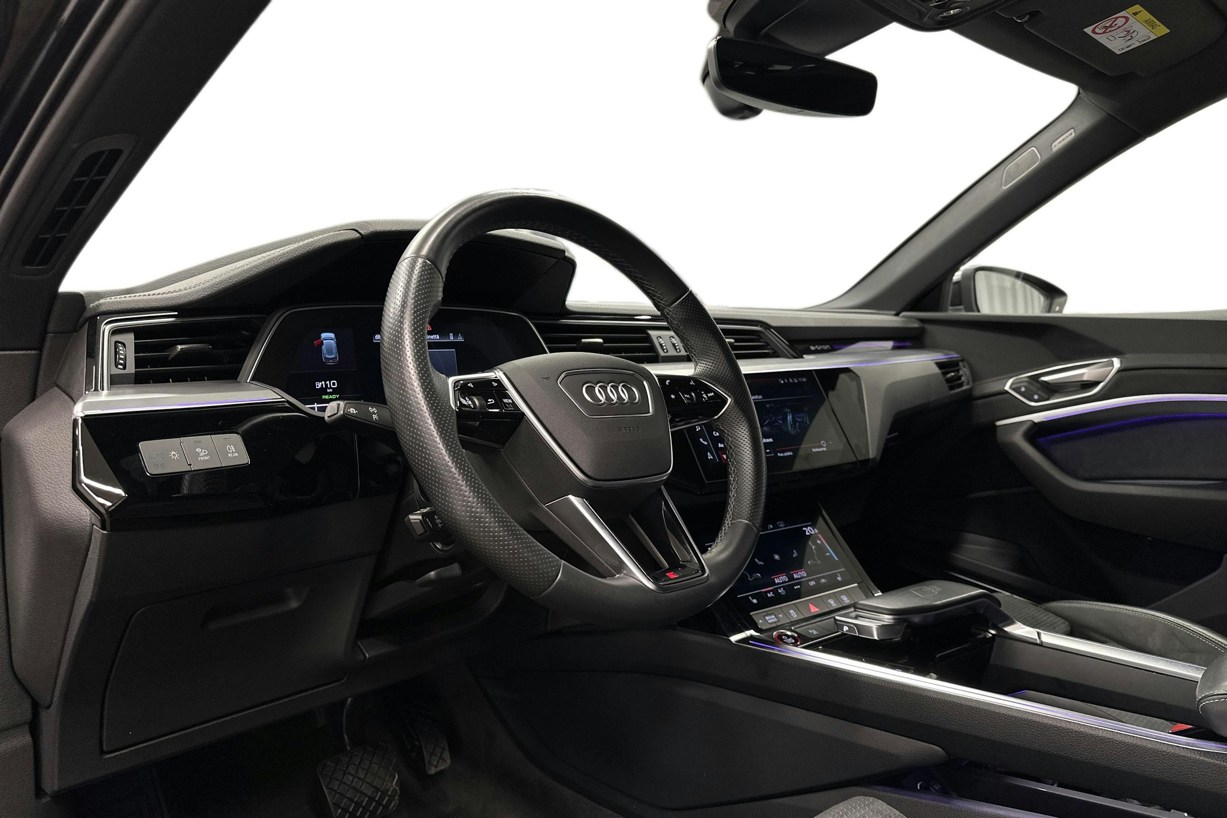 musta Audi e-tron 2022 kuva 7.