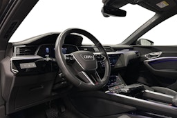 musta Audi e-tron 2022 kuva 7.