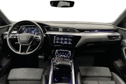 musta Audi e-tron 2022 kuva 9.
