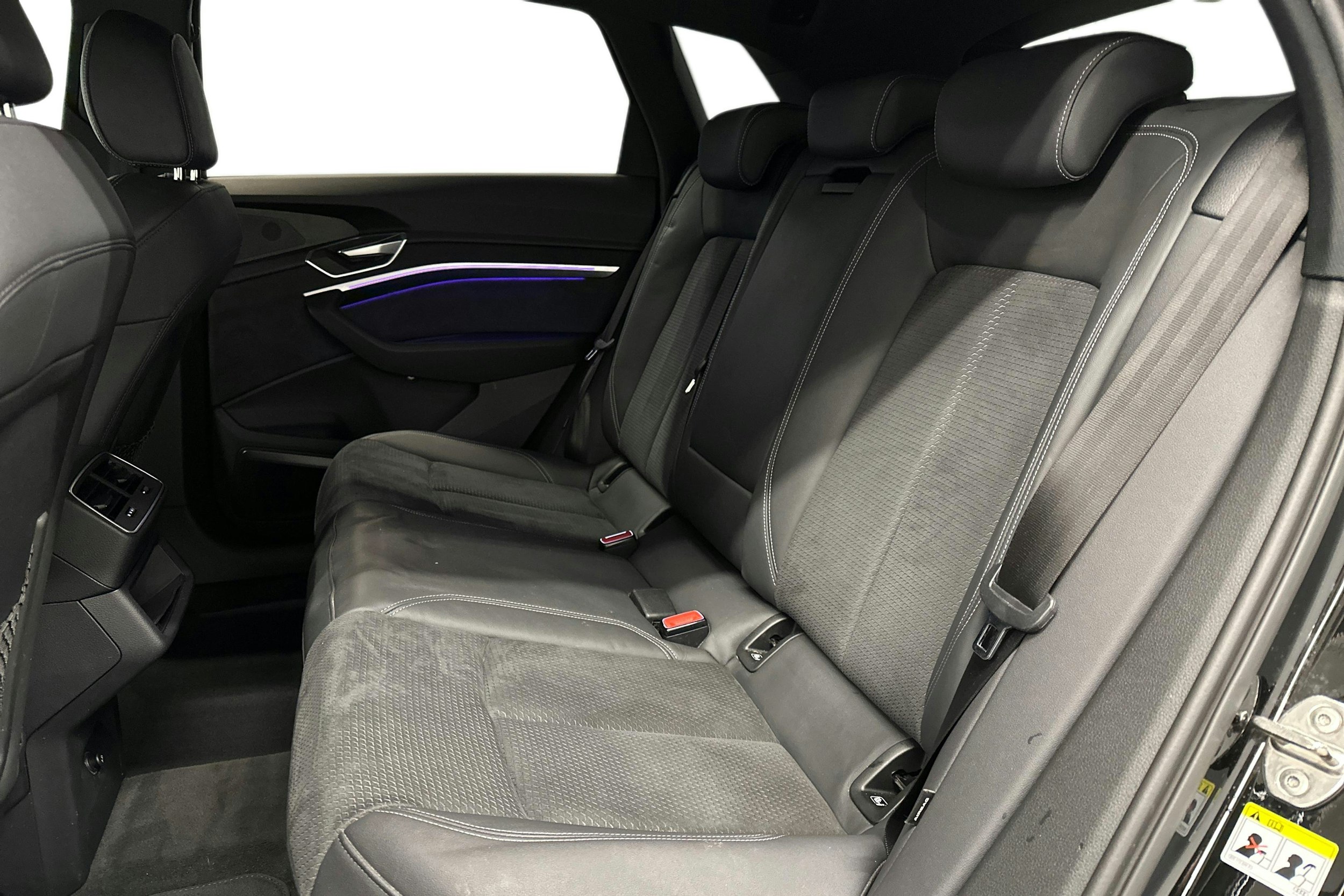 musta Audi e-tron 2022 kuva 10.