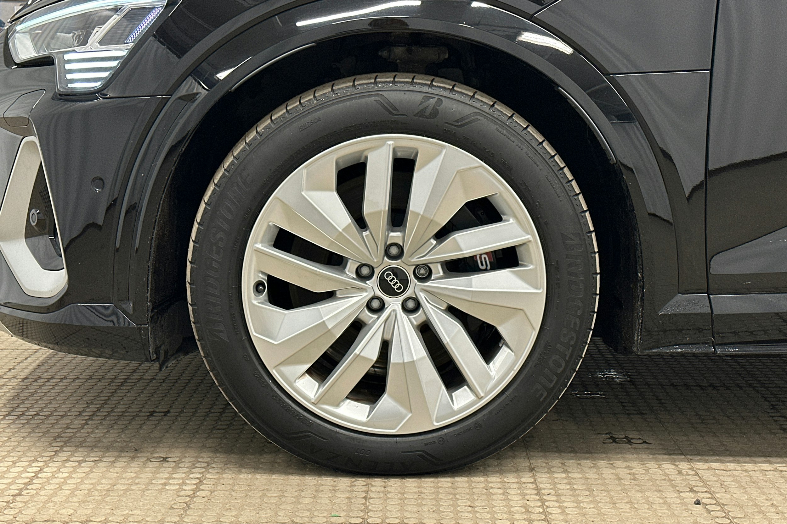 musta Audi e-tron 2022 kuva 11.