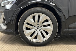 musta Audi e-tron 2022 kuva 11.