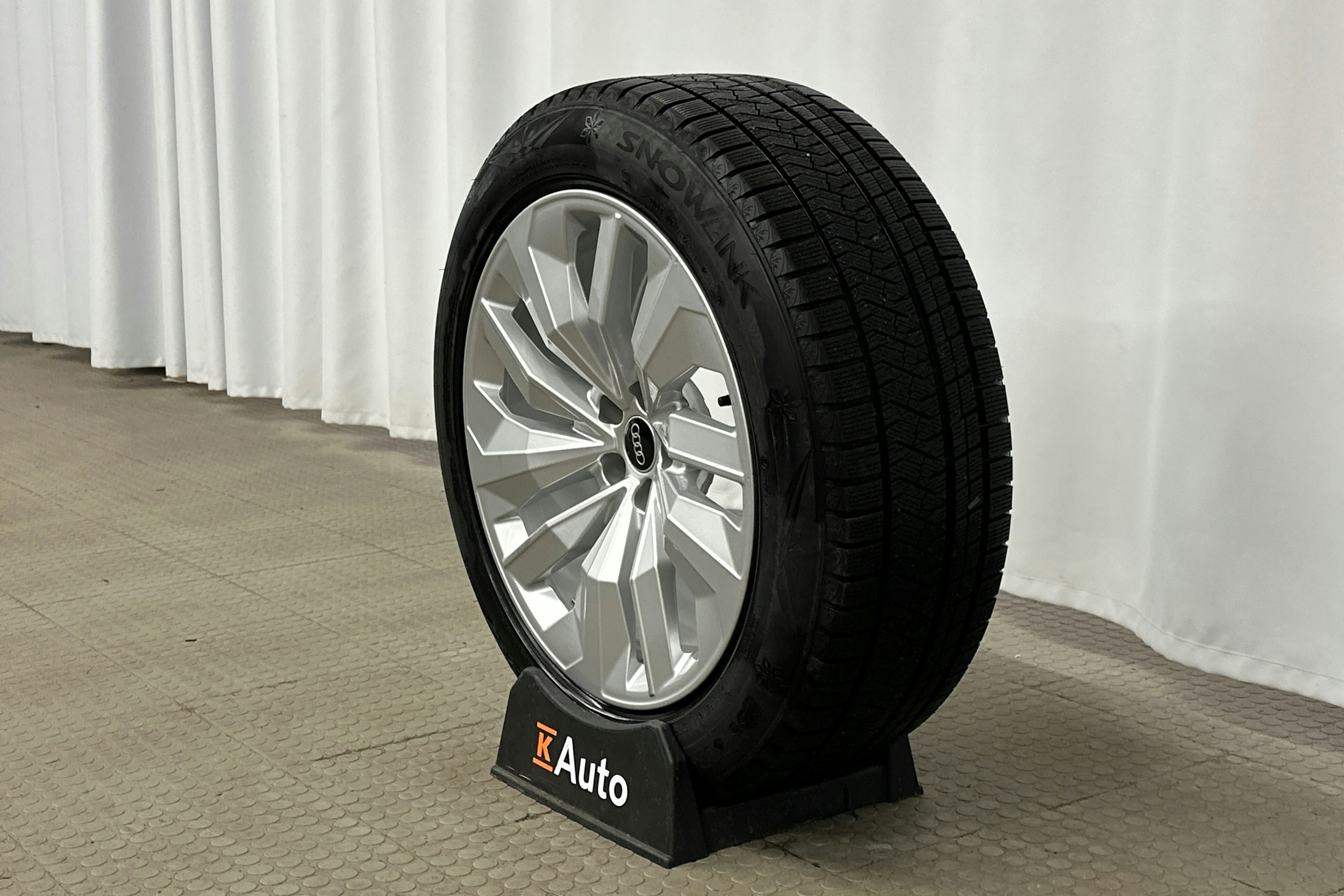 musta Audi e-tron 2022 kuva 12.