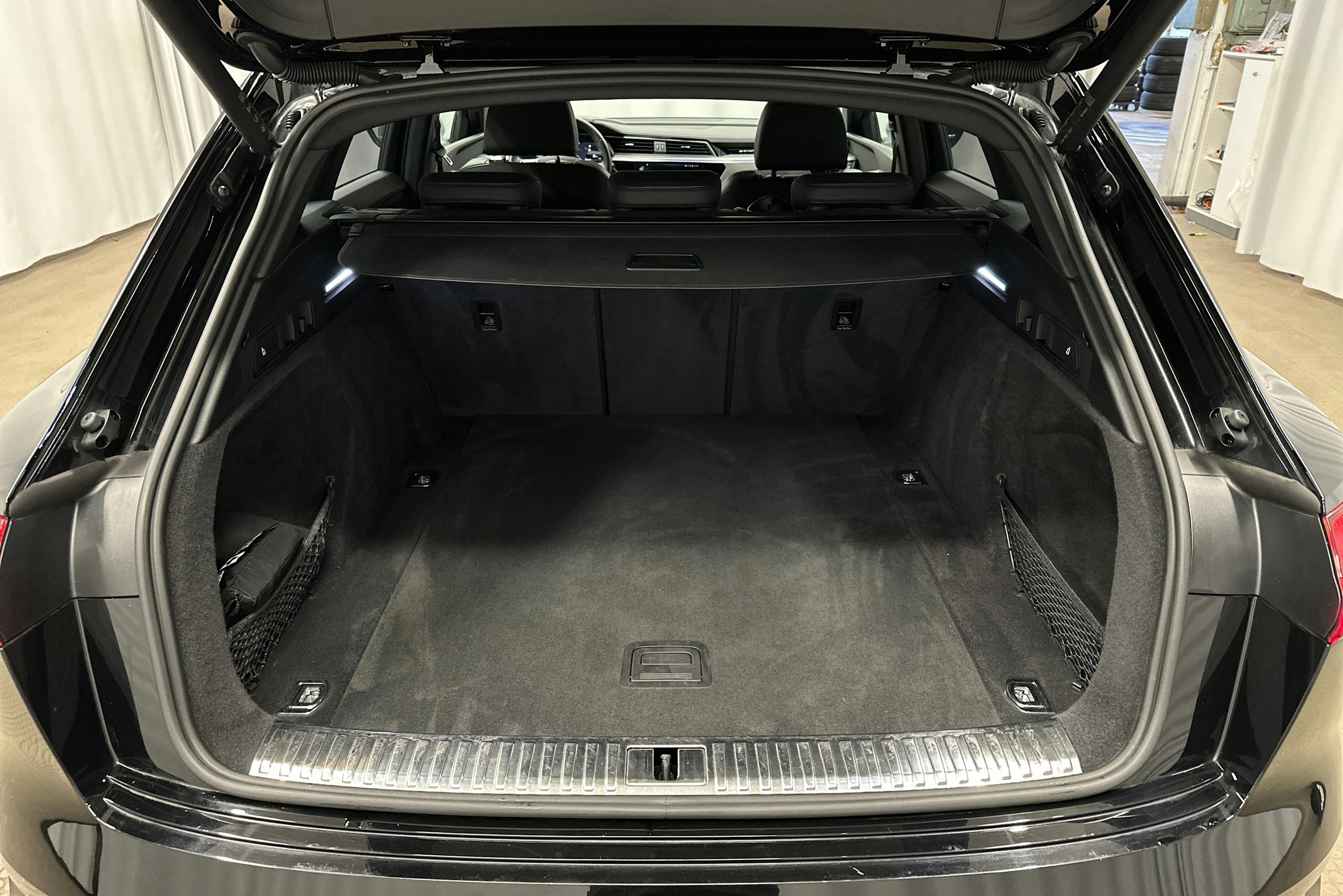musta Audi e-tron 2022 kuva 13.