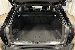 musta Audi e-tron 2022 kuva 13.