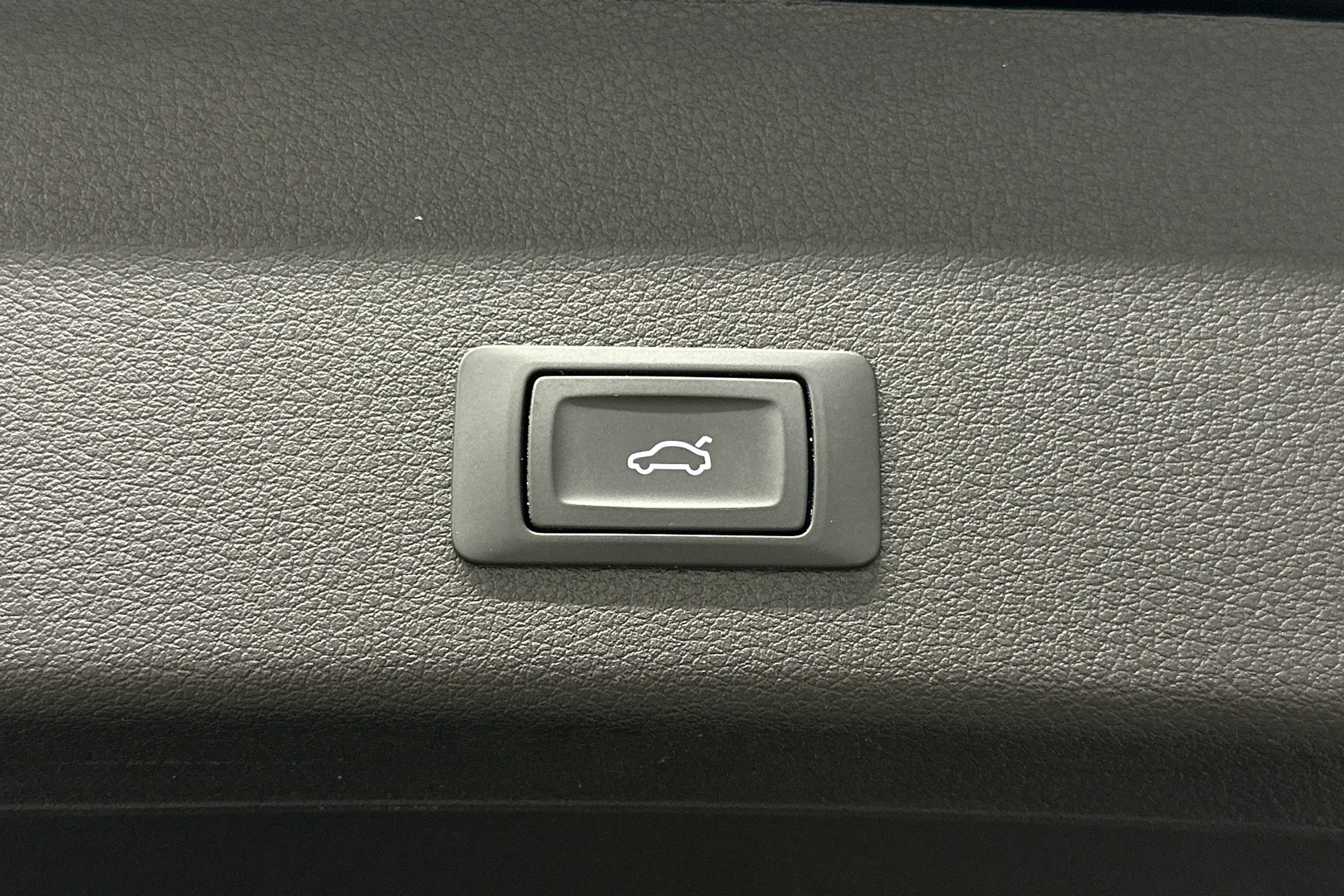 musta Audi e-tron 2022 kuva 14.