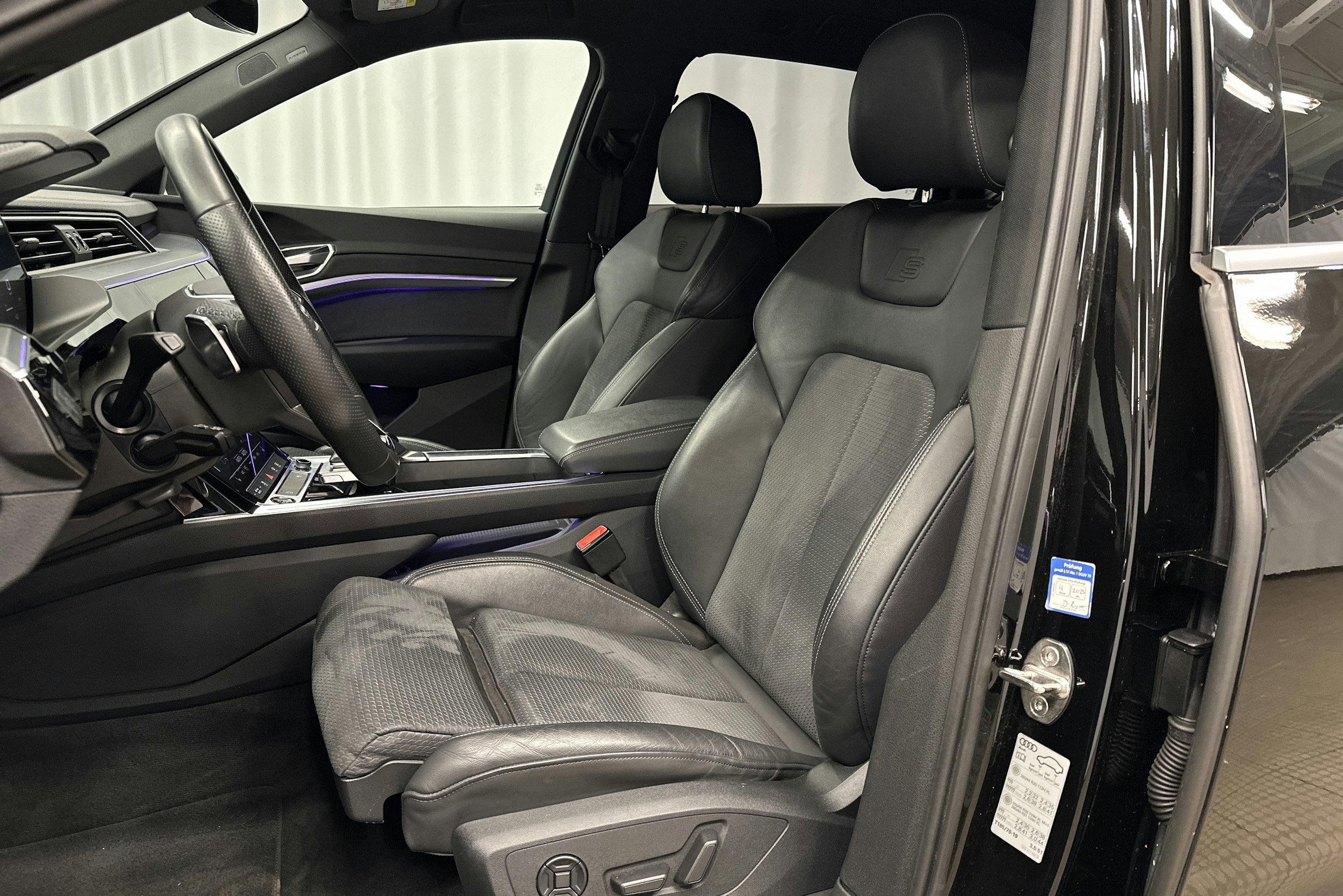 musta Audi e-tron 2022 kuva 15.