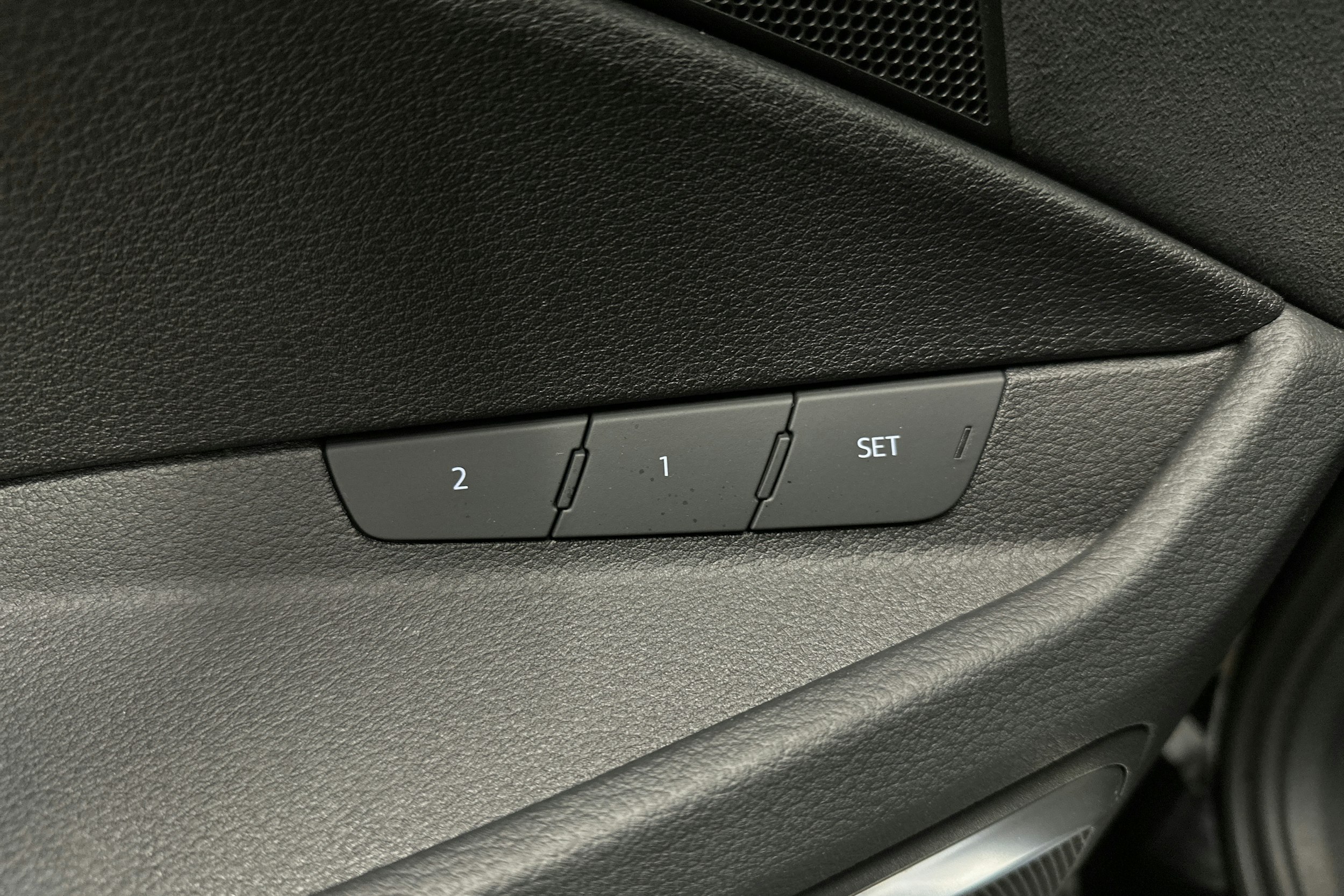 musta Audi e-tron 2022 kuva 16.