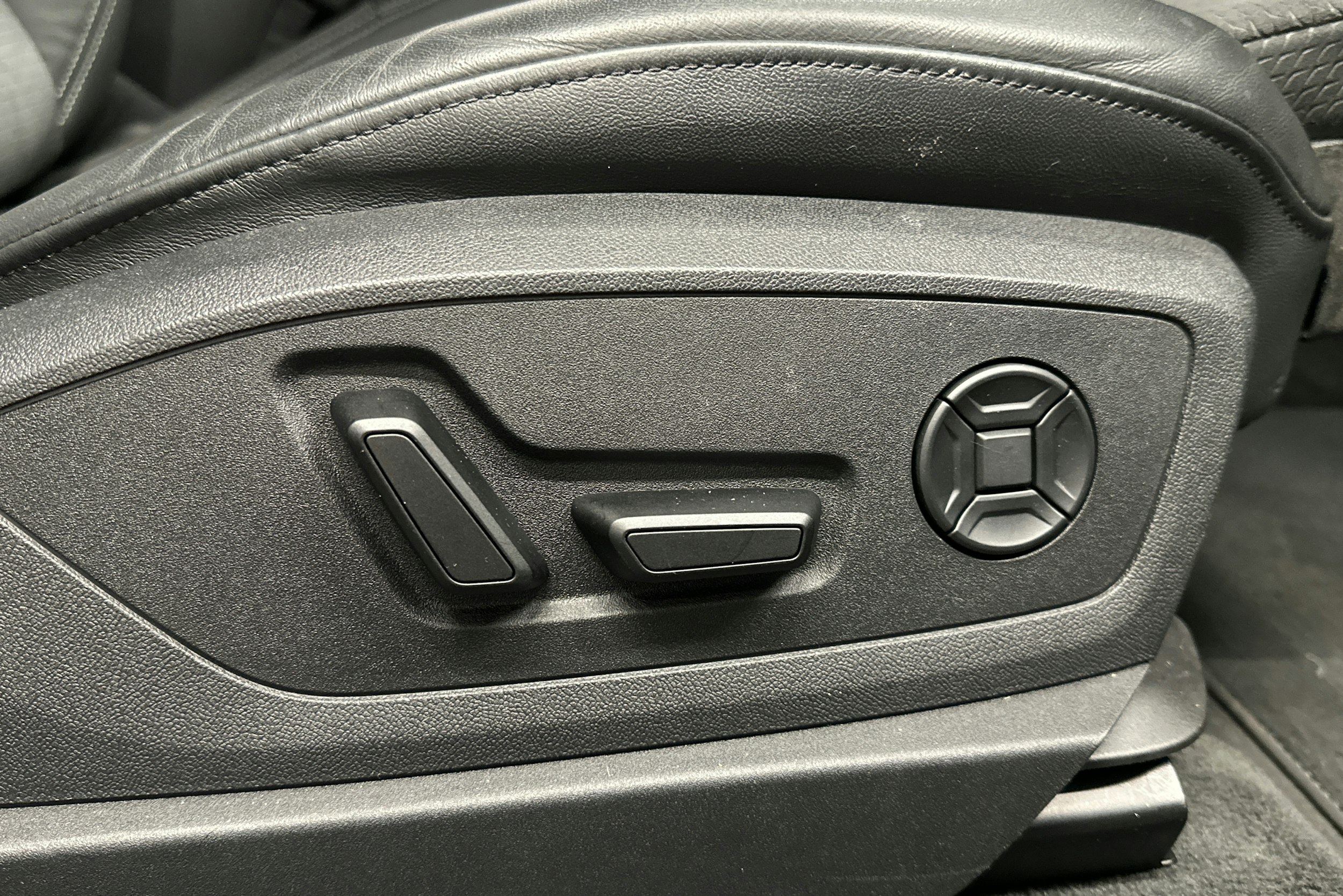 musta Audi e-tron 2022 kuva 17.