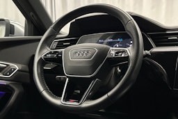 musta Audi e-tron 2022 kuva 18.