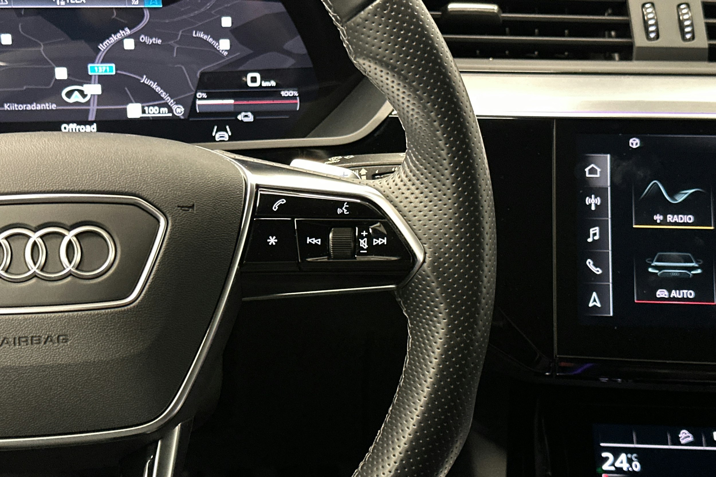 musta Audi e-tron 2022 kuva 20.