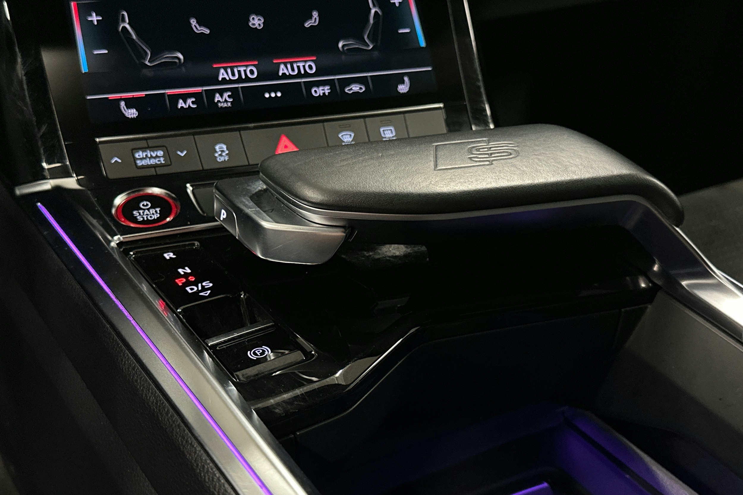 musta Audi e-tron 2022 kuva 23.