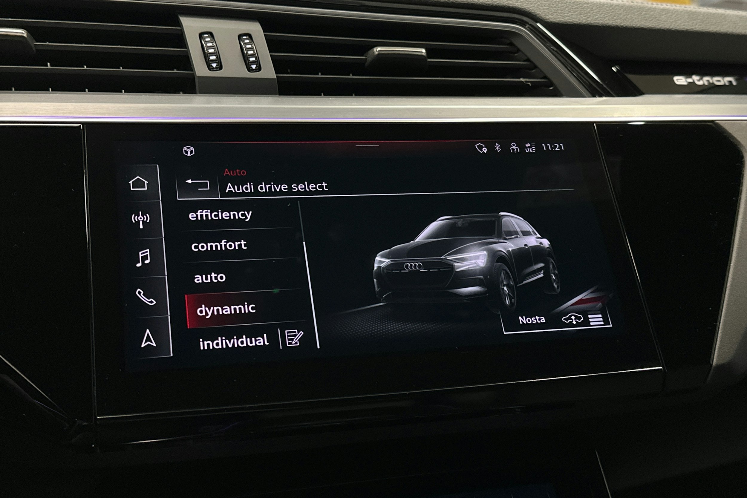 musta Audi e-tron 2022 kuva 26.