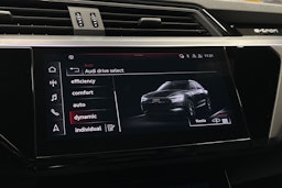 musta Audi e-tron 2022 kuva 26.