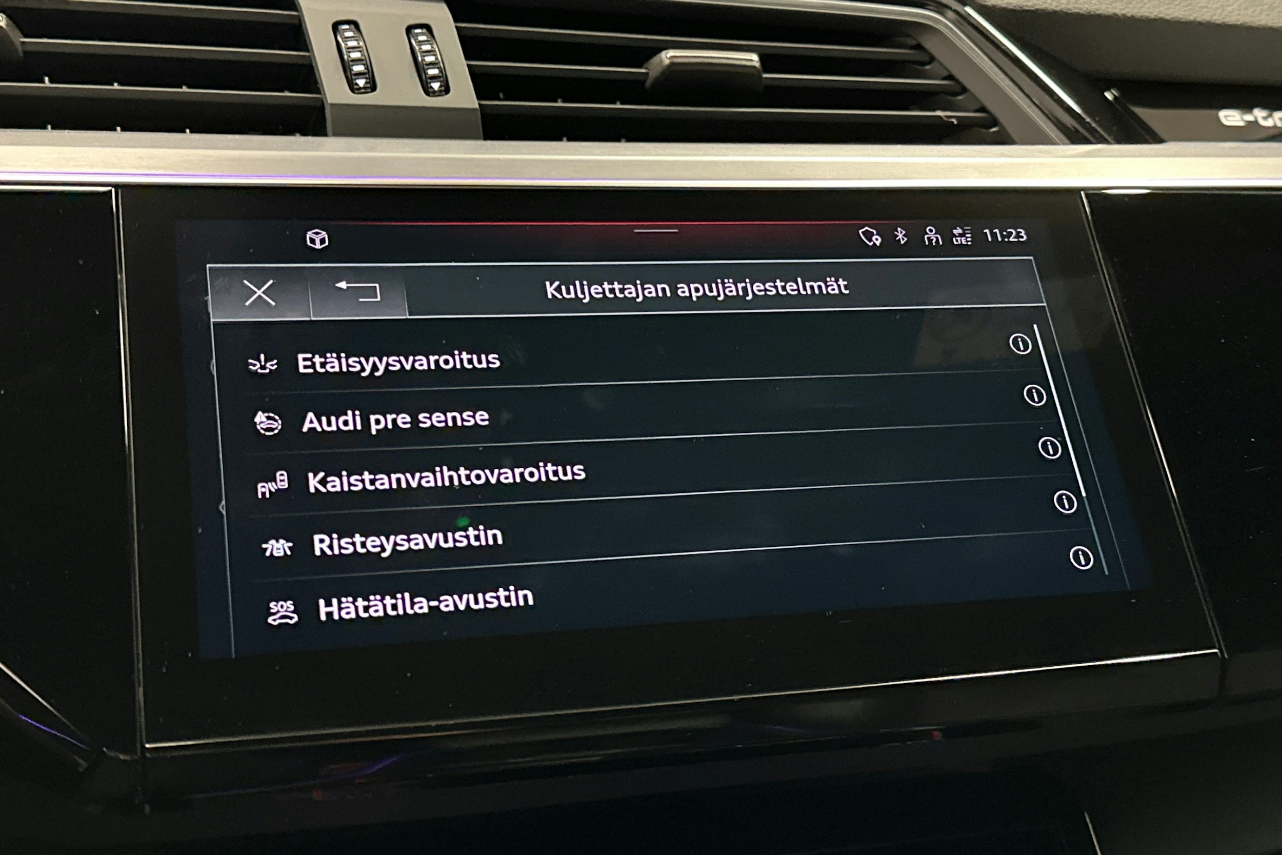 musta Audi e-tron 2022 kuva 29.