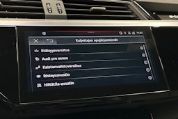 musta Audi e-tron 2022 kuva 29.