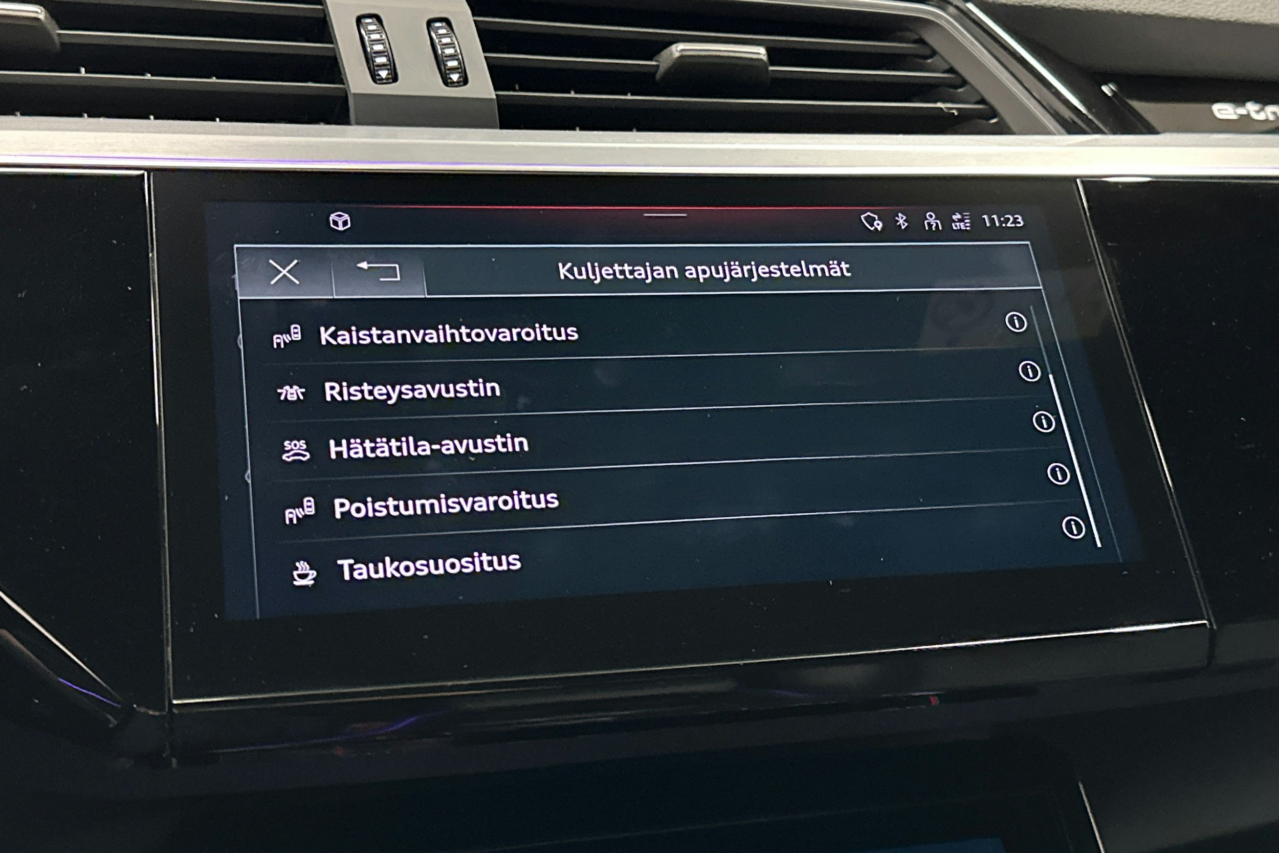 musta Audi e-tron 2022 kuva 30.