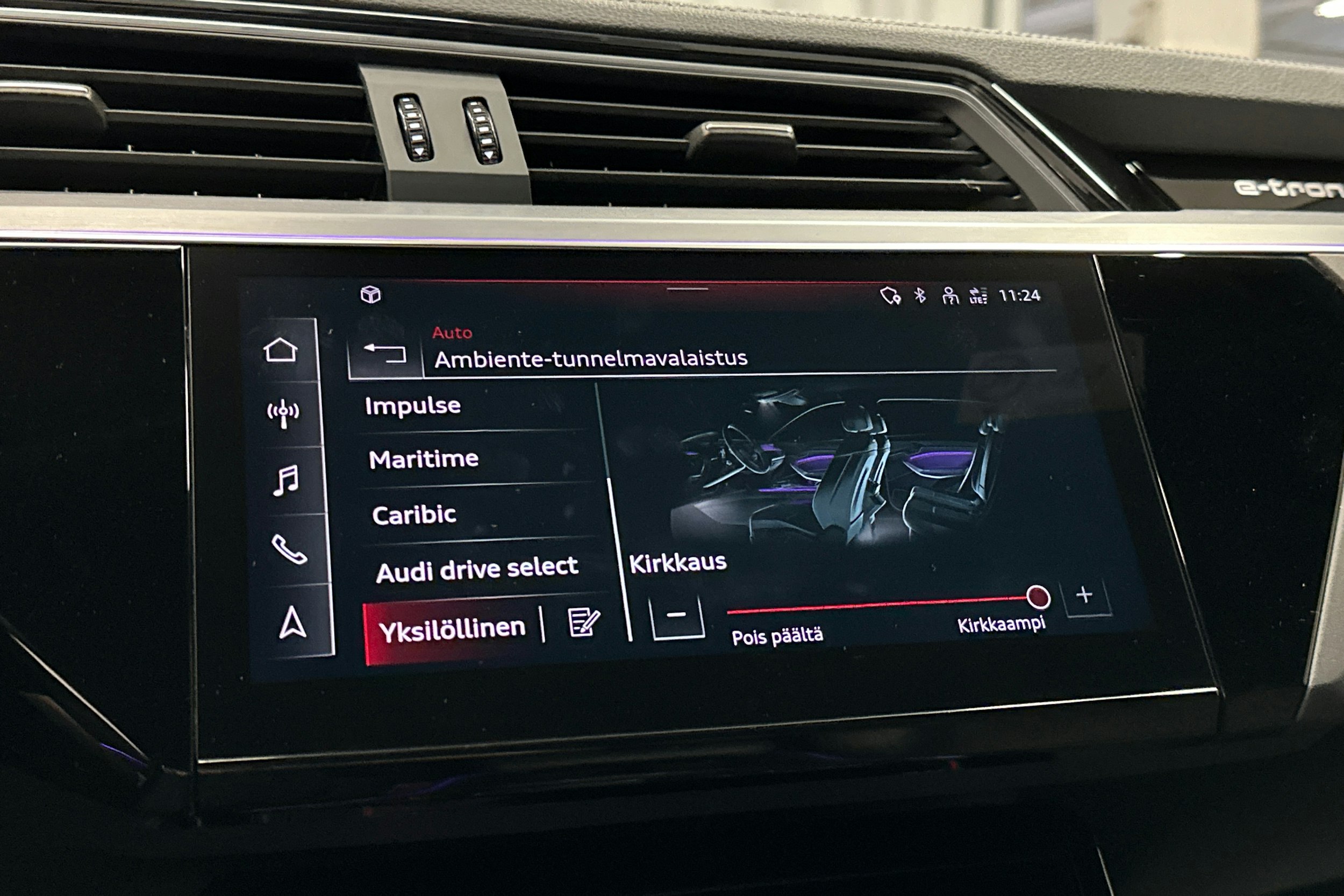musta Audi e-tron 2022 kuva 32.