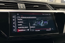 musta Audi e-tron 2022 kuva 32.