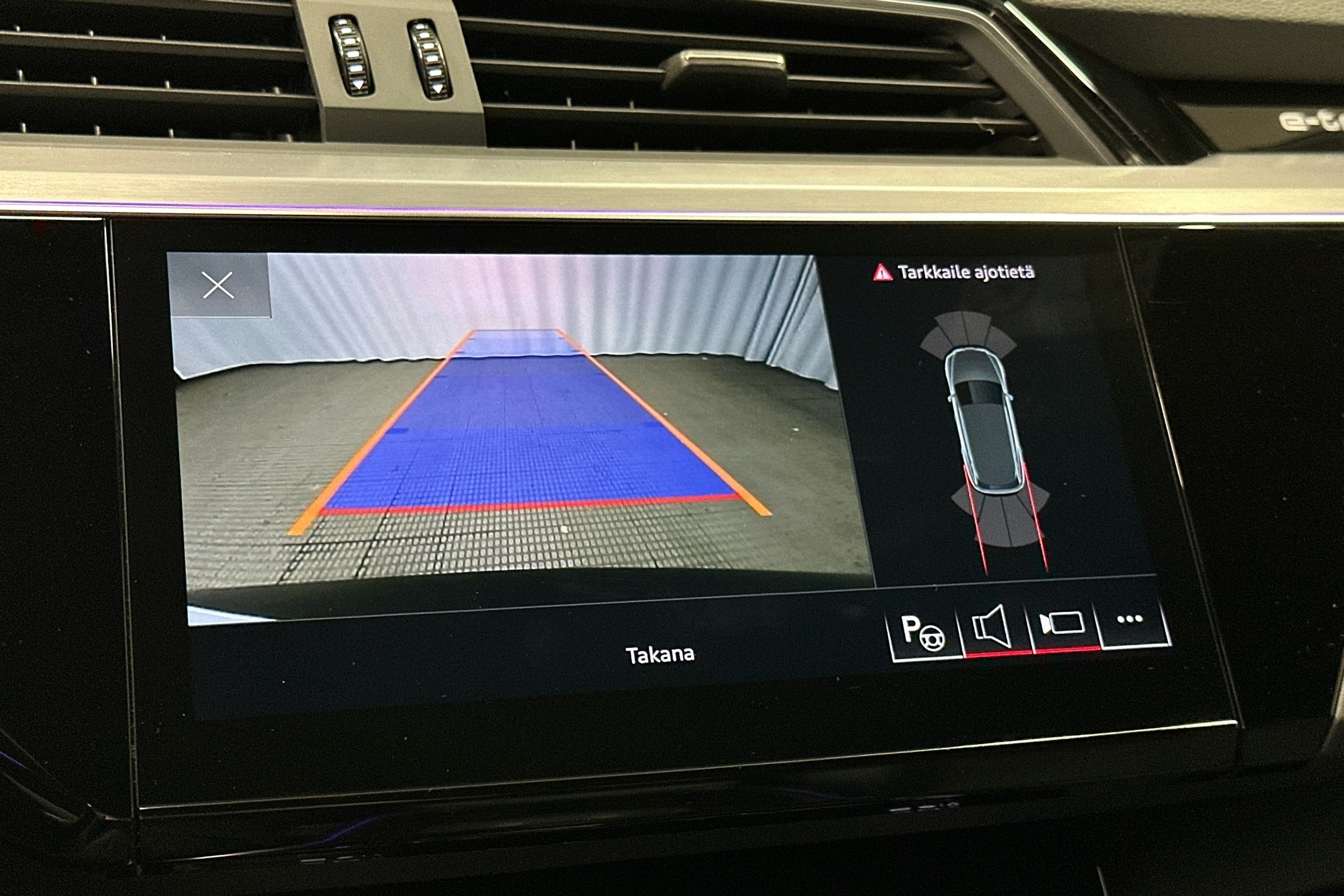 musta Audi e-tron 2022 kuva 33.