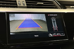 musta Audi e-tron 2022 kuva 33.