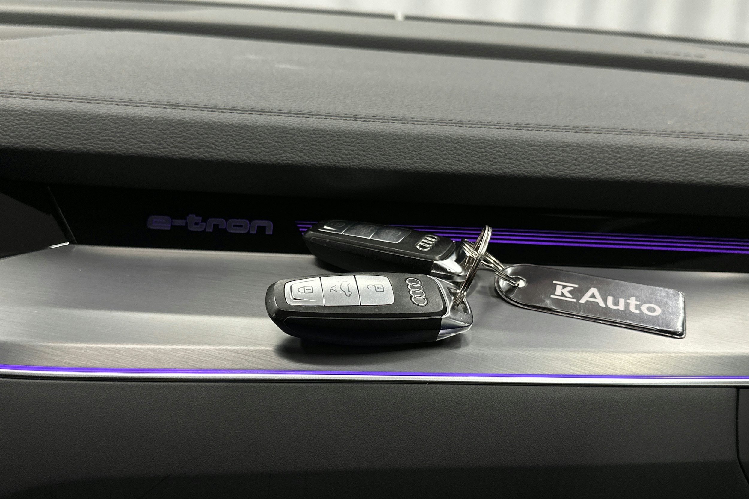 musta Audi e-tron 2022 kuva 34.