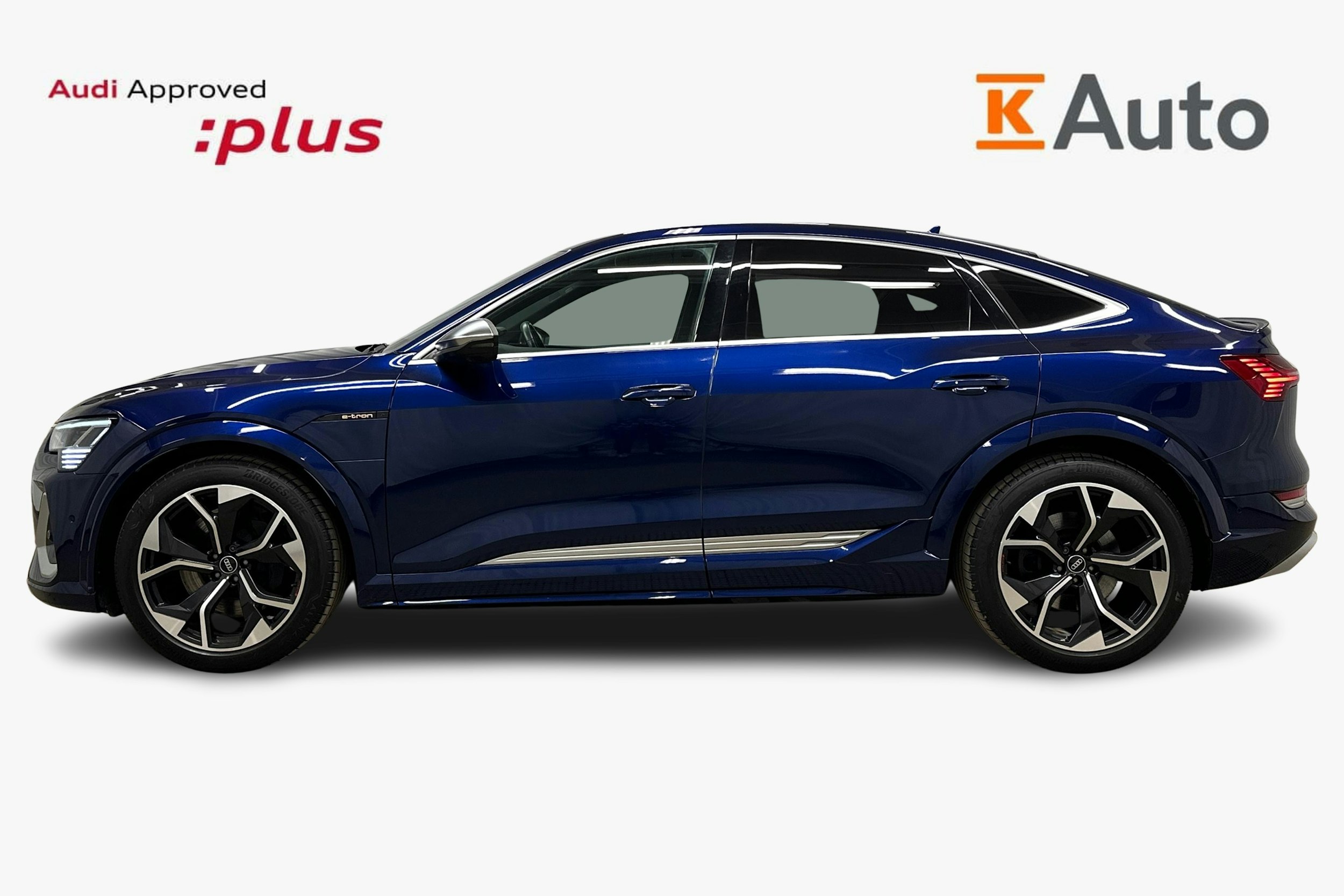 sininen Audi e-tron 2022 kuva 6.