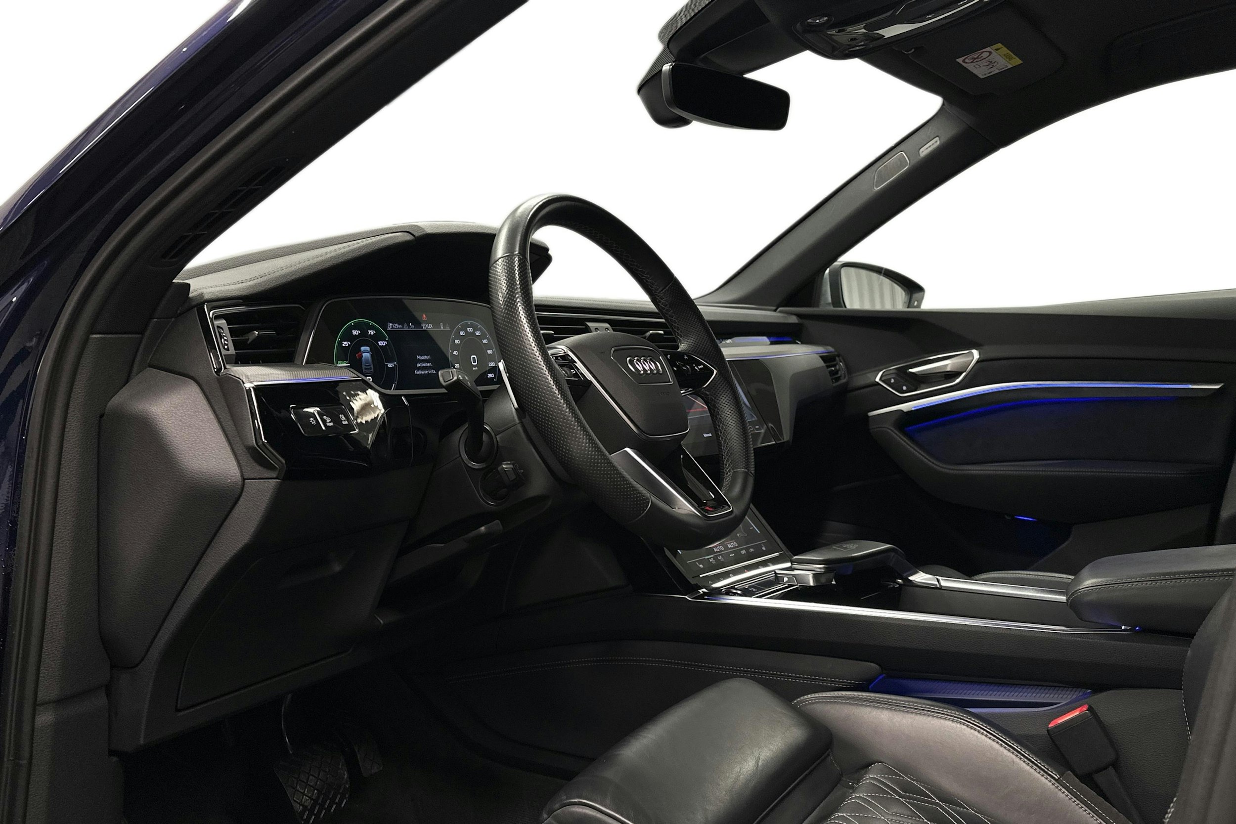 sininen Audi e-tron 2022 kuva 7.