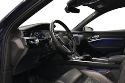 sininen Audi e-tron 2022 kuva 7.