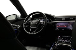 sininen Audi e-tron 2022 kuva 9.