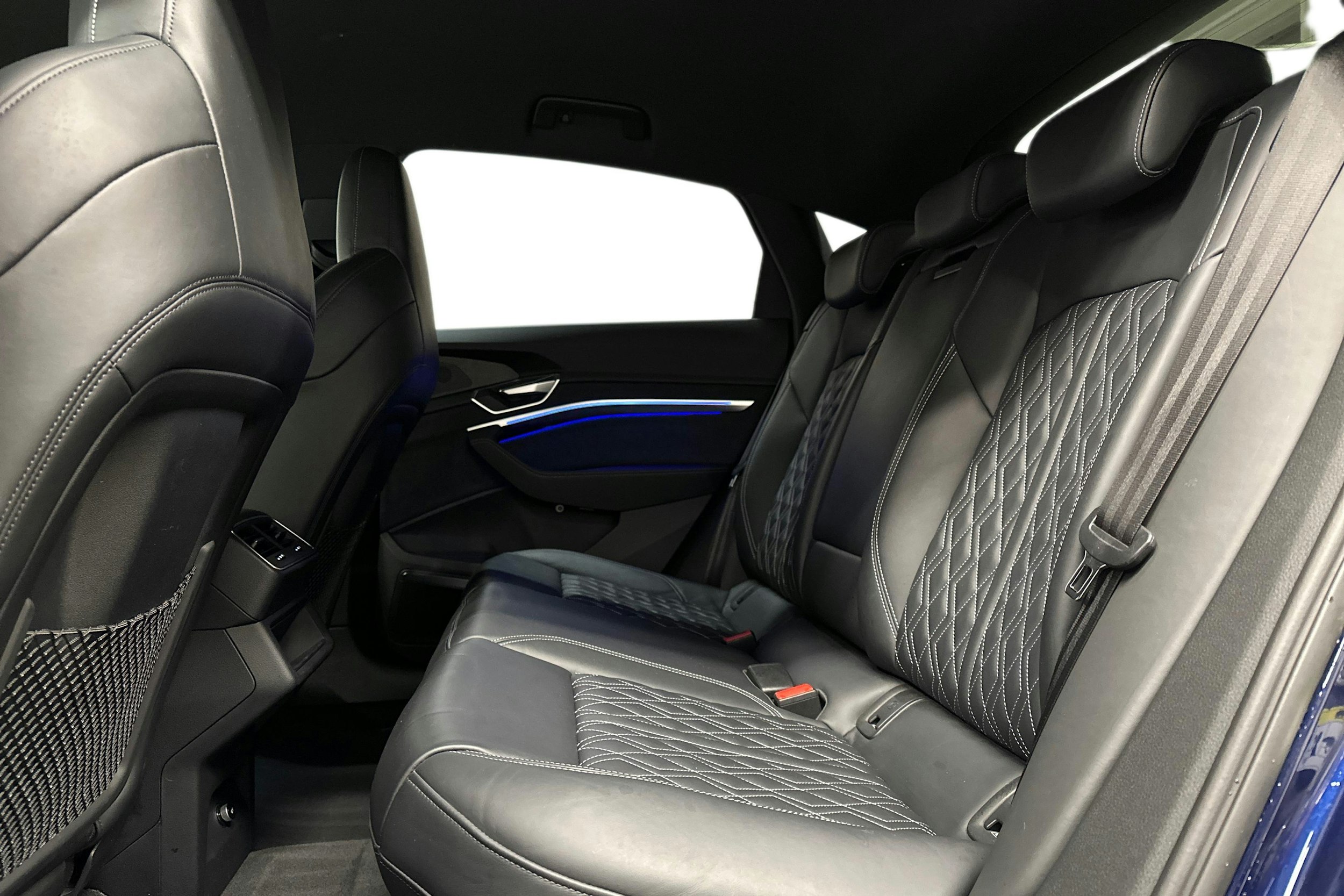 sininen Audi e-tron 2022 kuva 10.