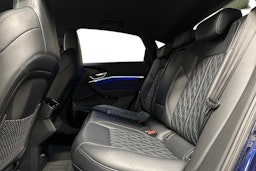 sininen Audi e-tron 2022 kuva 10.