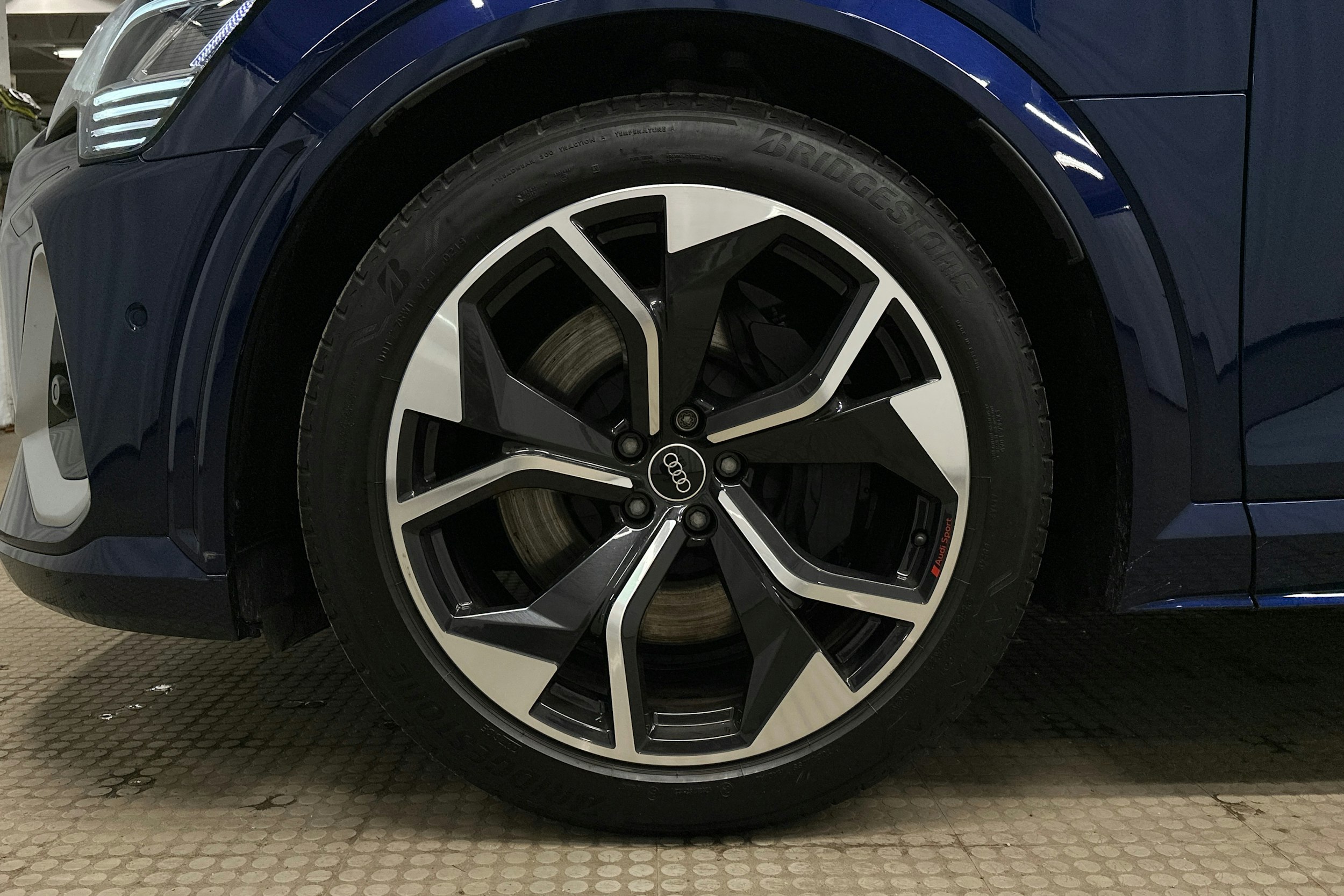 sininen Audi e-tron 2022 kuva 11.