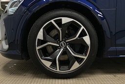 sininen Audi e-tron 2022 kuva 11.