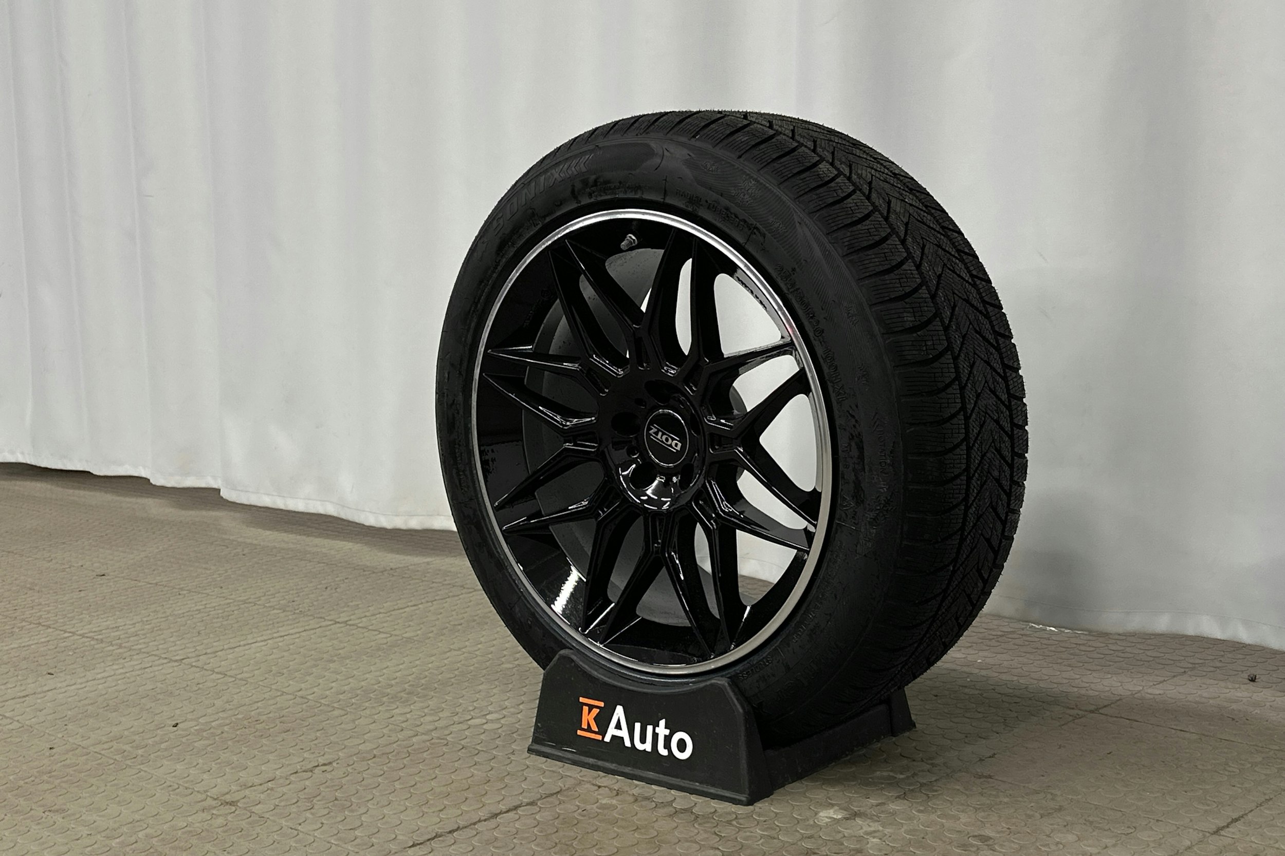 sininen Audi e-tron 2022 kuva 12.