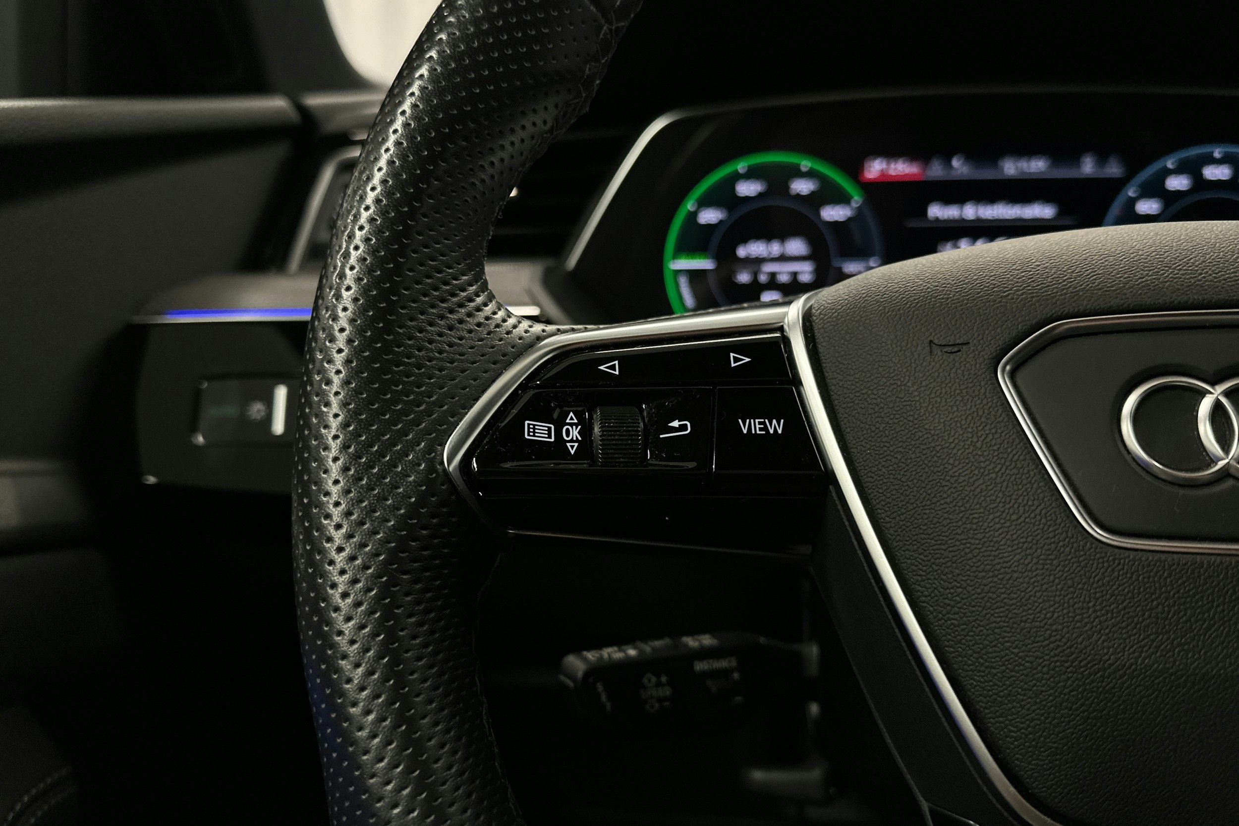 sininen Audi e-tron 2022 kuva 13.