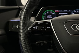 sininen Audi e-tron 2022 kuva 13.