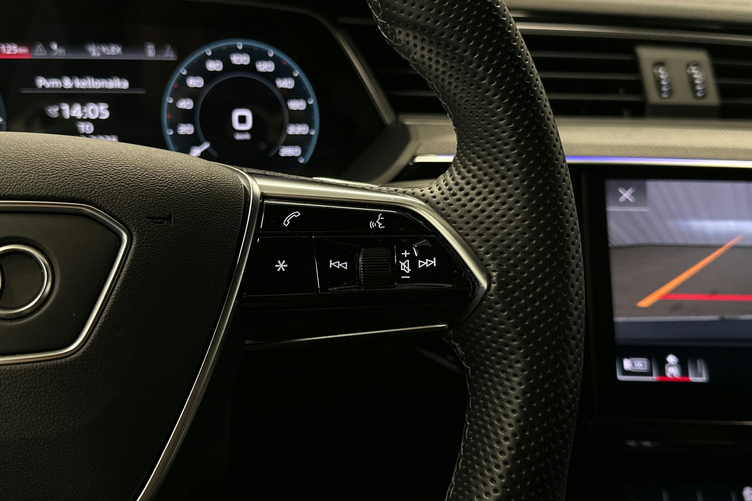 sininen Audi e-tron 2022 kuva 14.