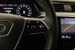 sininen Audi e-tron 2022 kuva 14.