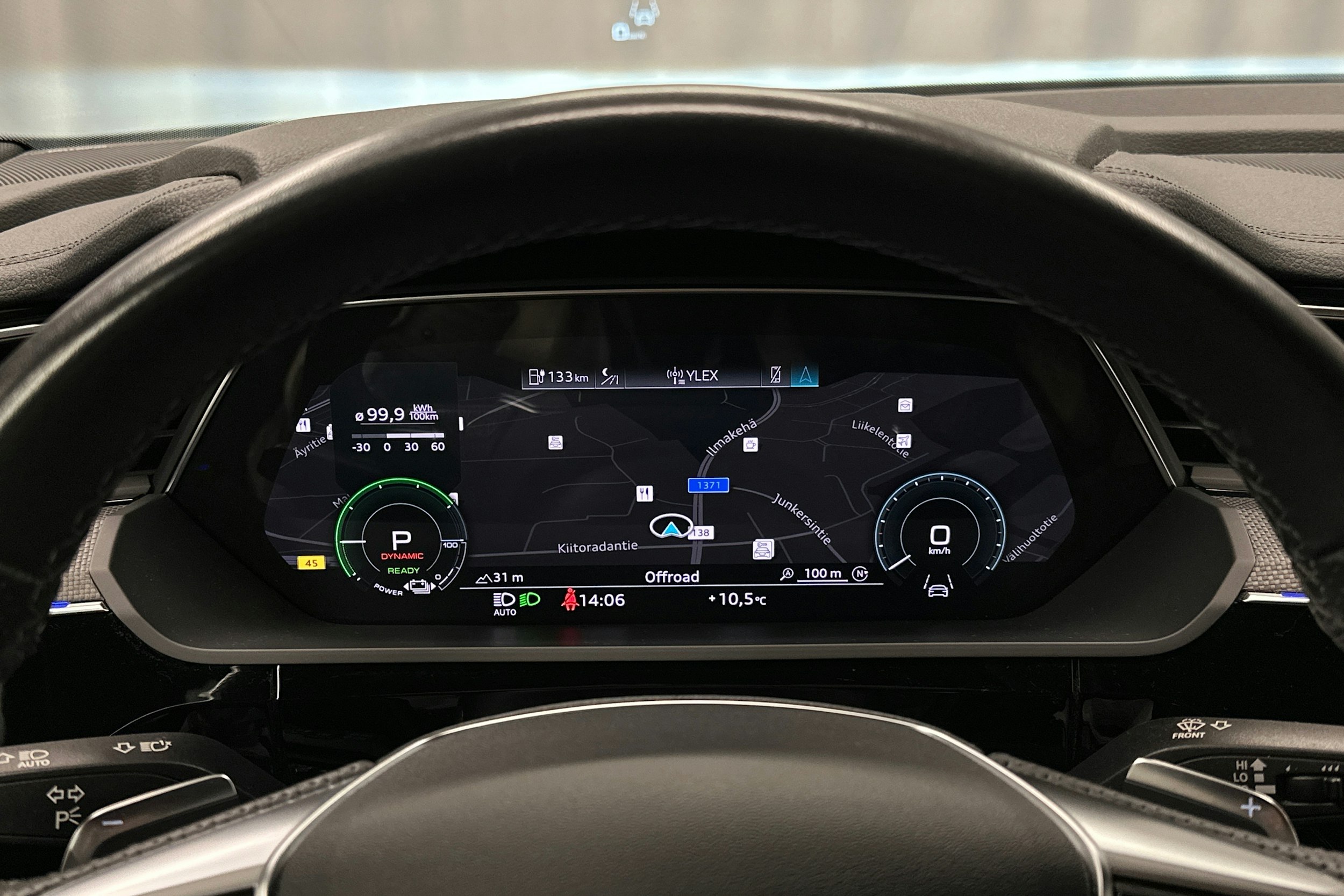 sininen Audi e-tron 2022 kuva 15.