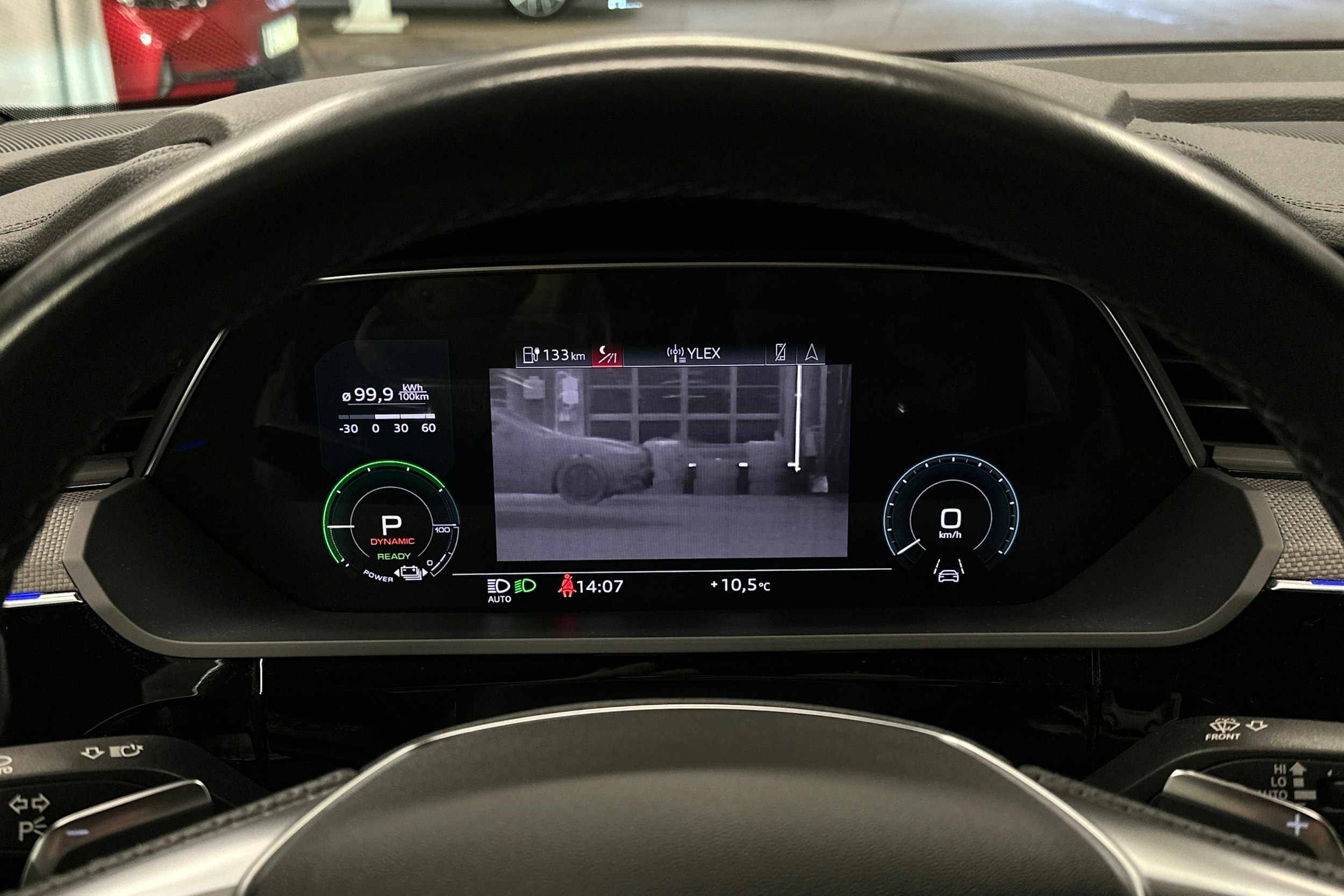 sininen Audi e-tron 2022 kuva 16.