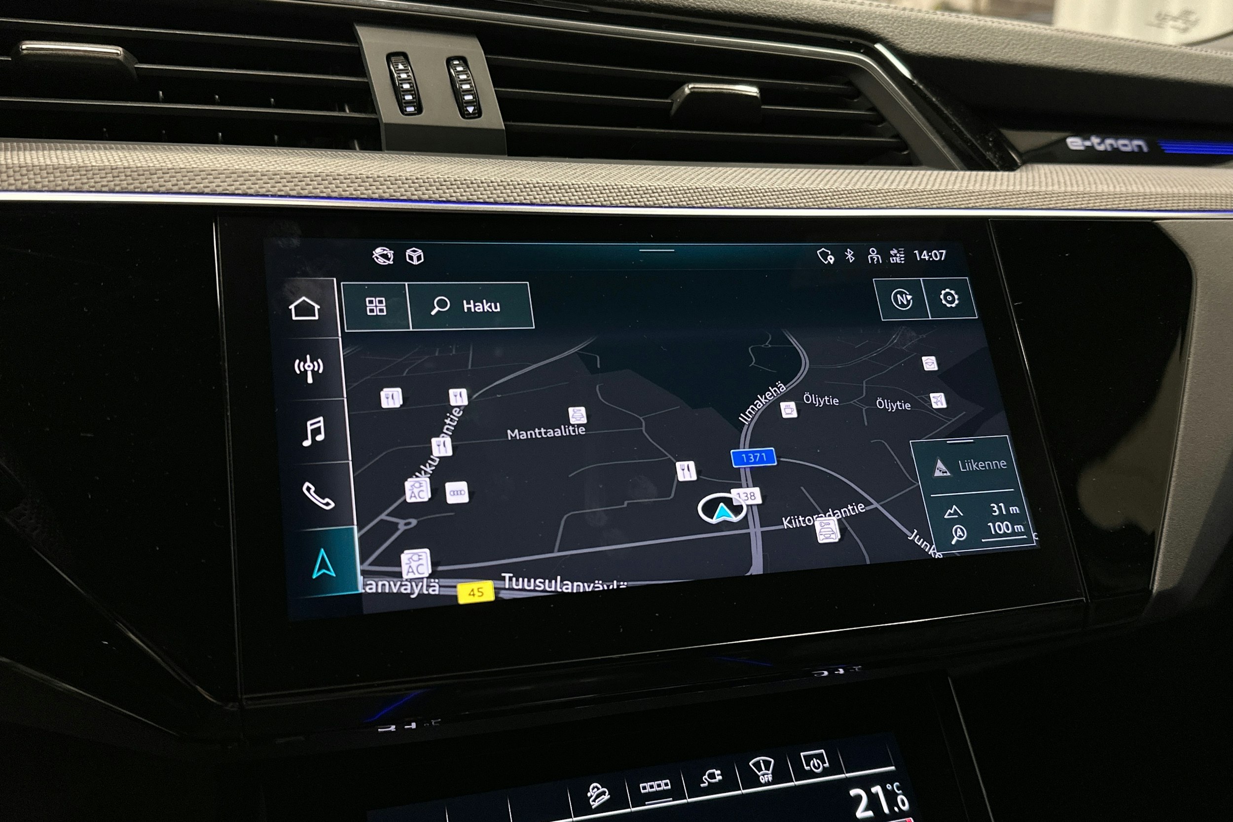 sininen Audi e-tron 2022 kuva 17.