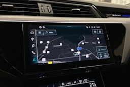 sininen Audi e-tron 2022 kuva 17.